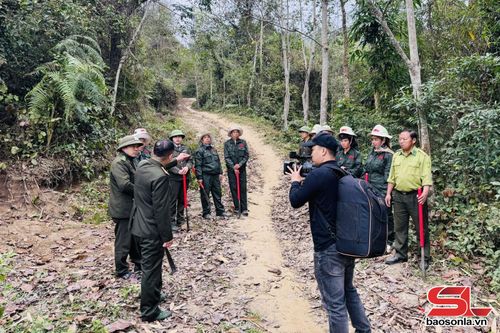 Phóng viên Báo và Phát thanh, truyền hình Sơn La tác nghiệp tại cơ sở.