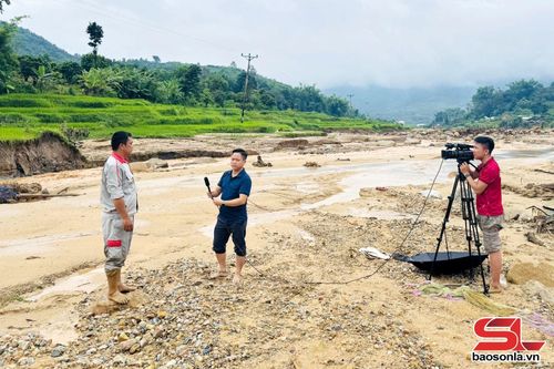 Phóng viên Báo và Phát thanh, truyền hình Sơn La tác nghiệp tại vùng lũ Chiềng Sơ tháng 8/2025.