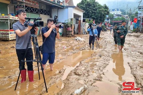 Phóng viên Báo và Phát thanh, truyền hình Sơn La tác nghiệp tại vùng lũ Sông Mã tháng 8/2025.