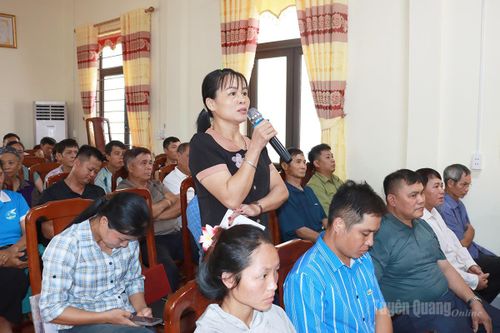 Cử tri xã Phú Linh nêu ý kiến tại buổi tiếp xúc.