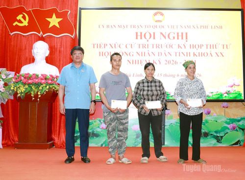 Tổ đại biểu số 3 HĐND tỉnh tặng quà cho hộ có hoàn cảnh khó khăn xã Phú Linh.