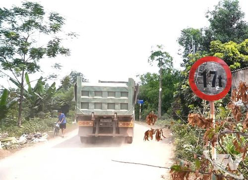 Biển hạn chế tải trọng 17 tấn được cắm trên tuyến ĐT.262 nhưng nhiều xe trọng tải lớn vẫn đi qua, ảnh hưởng đến kết cấu công trình cầu Na Giang.