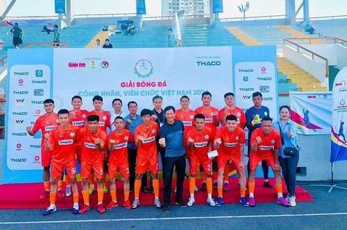 Ông Lê An Hải - Ủy viên Thường vụ TLĐLĐVN, chủ tịch CĐCTVN cổ vũ và động viên đội tuyển bóng đá Công đoàn Công Thương