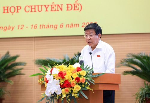 Phó Chủ tịch UBND TP. Hà Nội Dương Đức Tuấn giải trình nhiều ý kiến liên quan đến nhóm nghị quyết thuộc lĩnh vực đô thị. Ảnh: Lê Hải