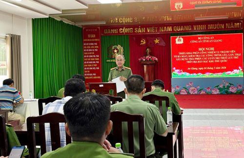 Trưởng phòng An ninh kinh tế Công an tỉnh An Giang, Đại tá Danh Ngọc Thu triển khai công tác với các Tổ công tác kiểm tra công trình, lều trại và nhà cơ sở lưu trú trên địa bàn đặc khu Phú Quốc