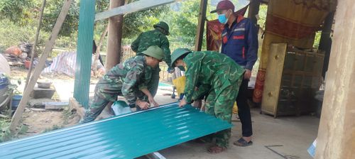 Cán bộ chiến sĩ Đồn Biên phòng Cà Xèng giúp nhân dân xây dựng, sửa chữa nhà ở