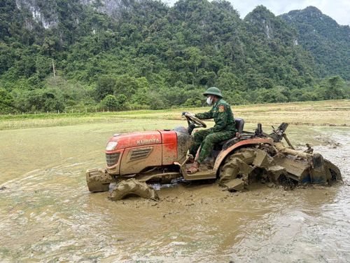 Cán bộ, chiến sĩ Đồn Biên phòng Cà Xèng trực tiếp lái máy bừa làm đất