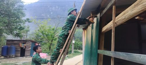 Cán bộ chiến sĩ Đồn Biên phòng Cà Xèng giúp nhân dân xây dựng, sửa chữa nhà ở