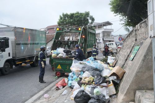 Công nhân thu gom rác thải sinh hoạt tại đường Hai Bà Trưng, phường Cam Ly - Đà Lạt