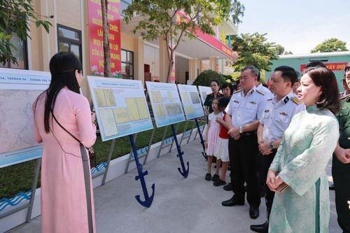 Đại biểu và công chúng tham quan triển lãm. Ảnh: TTXVN