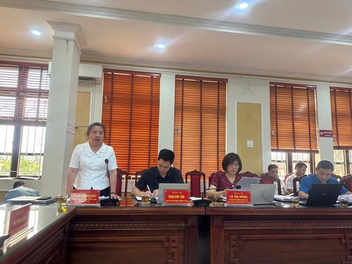 Lãnh đạo UBND phường Kỳ Lừa (Lạng Sơn) trả lời chất vấn. Ảnh: D. Nguyện