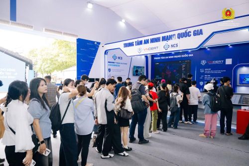 Đông đảo người dân, du khách tham quan khu trưng bày của Trung tâm An ninh mạng quốc gia trong khuôn khổ Triển lãm “80 năm An ninh nhân dân - Lá chắn bình yên”.