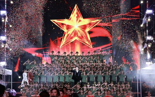 Hình ảnh cán bộ, chiến sĩ Công an nhân dân trên sân khấu tạo điểm nhấn xúc động về người chiến sĩ hôm nay trong sự nghiệp bảo vệ bình yên cuộc sống. Ảnh: Cục An ninh mạng và phòng, chống tội phạm sử dụng công nghệ cao