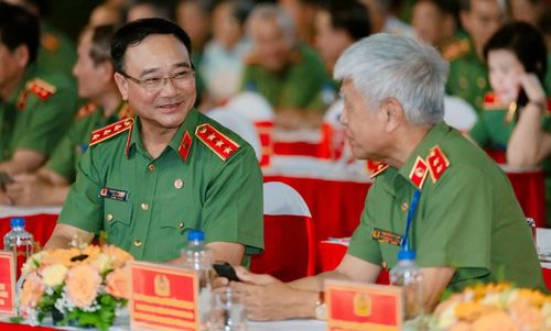 Thứ trưởng Phạm Thế Tùng trao đổi với các đại biểu bên lề chương trình Gala đặc biệt “Tổ quốc bình yên”. Ảnh: P.S.A.T
