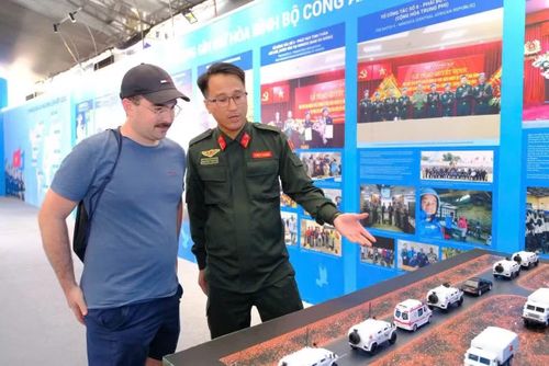 Cán bộ Công an giới thiệu với du khách nước ngoài về các hoạt động của lực lượng Công an nhân dân Việt Nam trong tham gia gìn giữ hòa bình Liên hợp quốc.