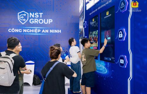 Khách tham quan trải nghiệm tình huống tương tác về nhận diện nguy cơ, phòng tránh lừa đảo trên không gian mạng. Ảnh: Cục An ninh mạng và phòng, chống tội phạm sử dụng công nghệ cao