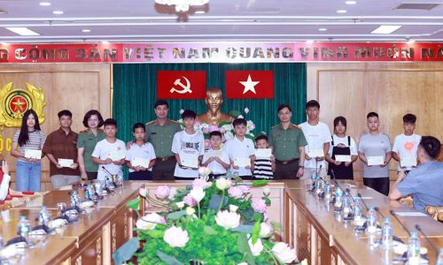 Ban Tổ chức tặng quà các cháu và thân nhân đi tham quan, nghỉ dưỡng tại Hà Nội và Nghệ An.
