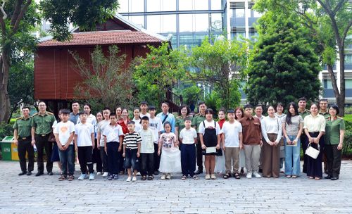 Các đại biểu cùng các cháu và thân nhân đi tham quan, nghỉ dưỡng.