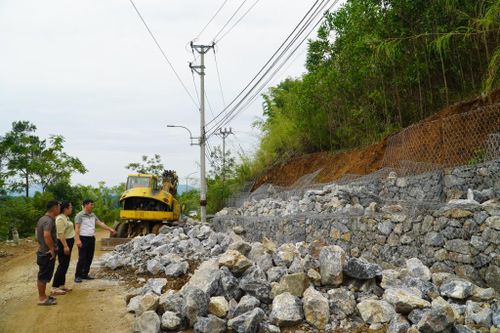 Lãnh đạo phường Nùng Trí Cao kiểm tra tiến độ thi công các công trình khắc phục hậu quả thiên tai trên các tuyến đường do UBND phường quản lý.