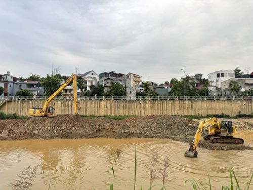 Công tác nạo vét, thanh thải lòng sông được triển khai khẩn trương đảm bảo đúng tiến độ.