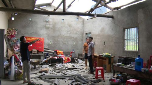 Giông, lốc làm tốc mái nhà văn hóa xóm Yên Lạc.