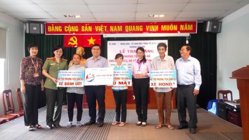 Tác giả trong các lần trao phương tiện sinh kế cho người dân khó khăn, trong chương trình Chắp cánh ước mơ, do Báo Công an TPHCM tổ chức
