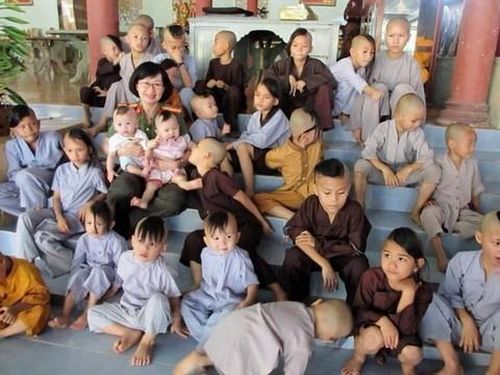 Tác giả cùng đoàn công tác xã hội - từ thiện đến thăm và tặng quà cho trẻ em tại một ngôi chùa ở miền Đông Nam Bộ