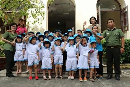 Chụp ảnh kỷ niệm với các cháu bé đến thăm Tòa soạn Báo Công an TPHCM
