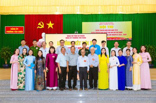 Ban Giám khảo hội thi chụp ảnh lưu niệm cùng các thí sinh
