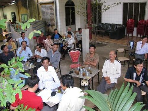Người dân ở Vũng Tàu gặp phóng viên Báo CATP để tố cáo sai phạm