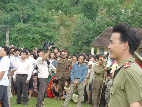 Nhà báo Trần Trung Sơn trong một lần cứu trợ lũ lụt ở Quảng Ngãi