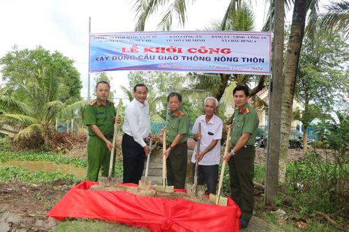 Báo Công an TP.Hồ Chí Minh phối hợp với công an, chính quyền địa phương và nhà tài trợ tổ chức lễ khởi công cây cầu nông thôn tặng người dân xã Châu Hưng A (tỉnh Bạc Liêu cũ)