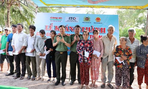 Báo Công an TP.Hồ Chí Minh phối hợp với Công an tỉnh Bến Tre (cũ) tổ chức lễ khánh thành, bàn giao cây cầu nông thôn cho người dân địa phương và tặng quà cho đồng bào khó khăn