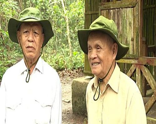 Ông Huỳnh Văn Cang (phải) và ông Phan Thanh Dân