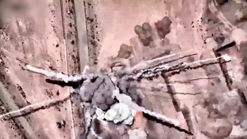 Ảnh chụp màn hình từ video do quân đội Israel công bố cho thấy cuộc tấn công vào hệ thống phòng không ở Iran tại địa điểm không xác định. (Ảnh: Reuters)