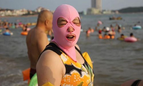 Facekini giúp các người phụ nữ lớn tuổi tự tin hơn ở bãi biển. (Ảnh: Guardian)