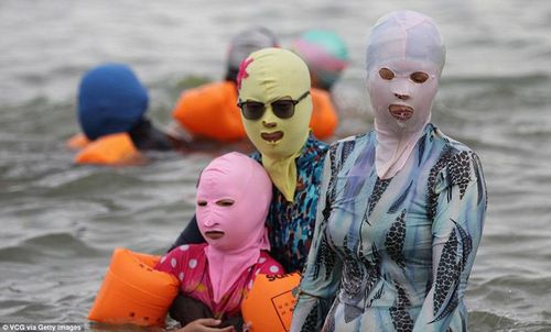 Facekini mặc cùng áo tắm liền thân để tránh sữa biển gây kích ứng. (Ảnh: Getty)