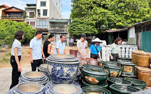 Lãnh đạo xã Bát Tràng kiểm tra công tác giữ gìn vệ sinh tại làng nghề. Ảnh: Phương Lộc