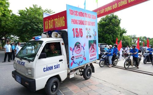Xã Bát Tràng đồng loạt ra quân tổng vệ sinh môi trường. Ảnh: Phương Lộc