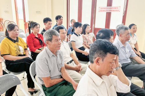 Đảng viên các chi bộ tích cực thảo luận, đóng góp ý kiến vào dự thảo phương án sắp xếp thôn trên địa bàn. Ảnh: Xã Vật Lại