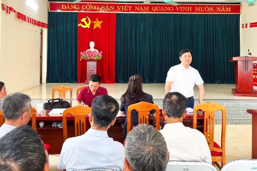 Cán bộ, đảng viên các Chi bộ thôn trên địa bàn xã tham gia sinh hoạt chuyên đề, thảo luận và đóng góp ý kiến vào dự thảo phương án sắp xếp, tổ chức lại thôn. Ảnh: Xã Vật Lại