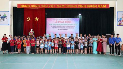 Đông đảo giáo viên, phụ huynh, học sinh tham dự lễ phát động. Ảnh: Duy Anh