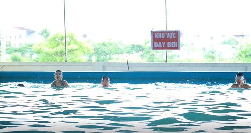 Bên cạnh học bơi, các em còn được trang bị kỹ năng xử lý khi có trường hợp bị đuối nước. Ảnh: Duy Anh