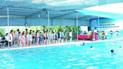 Ngay trong ngày khai mạc, lớp đã thu hút đông đảo học sinh, các em nhỏ tham gia. Ảnh: DH.