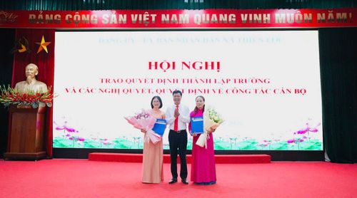 Trao quyết định bổ nhiệm, điều động lãnh đạo Trường Tiểu học Thiên Lộc. Ảnh: Tú Linh