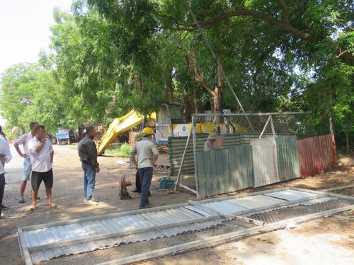 Rào chắn các bãi cát khai thác trái phép. Ảnh: Hy Ninh