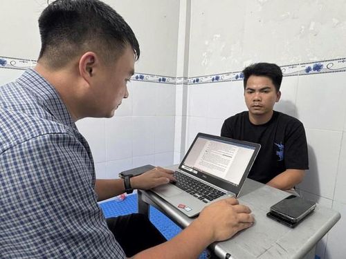 Đối tượng Nguyễn Chí Thanh (áo đen). Ảnh: Công an Hà Tĩnh.