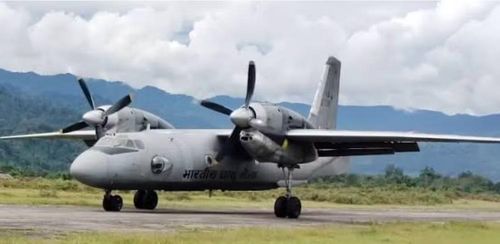 Không quân Ấn Độ đặt mua tổng cộng 125 máy bay An-32, trong đó hơn 100 chiếc vẫn hoạt động. Đây là phương tiện vận tải chiến thuật chủ lực của Ấn Độ, thường xuyên đưa binh sĩ và hàng hóa tiếp tế cho các đơn vị đóng quân tại những khu vực hiểm trở, trong đó có sông băng Siachen ở Kashmir, nơi được mệnh danh là "chiến trường cao nhất thế giới".