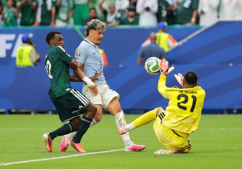  Thủ môn Mohammed Al Owais có nhiều pha cứu thua quan trọng, góp công lớn giúp Saudi Arabia cầm hòa Uruguay với tỷ số 1-1. 