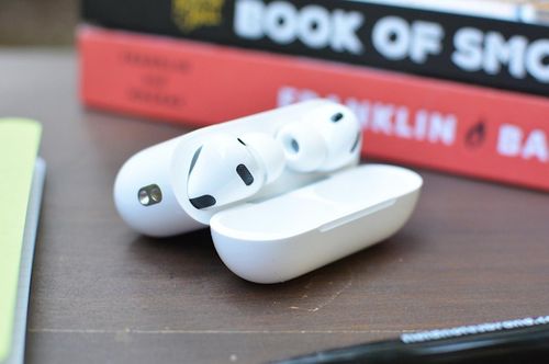 Một số mẫu AirPods hỗ trợ chụp ảnh từ xa trên iPhone. Ảnh: Engadget.